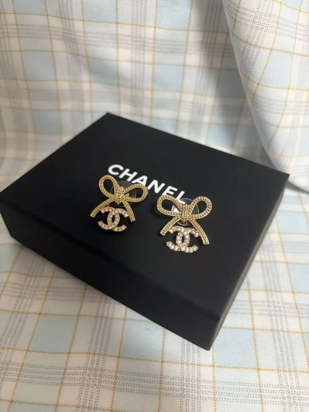 Chanel bow & interlocking CC stud earrings.